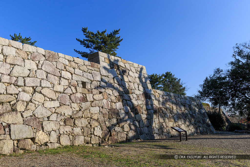 伊賀上野城台所門と長屋の石垣