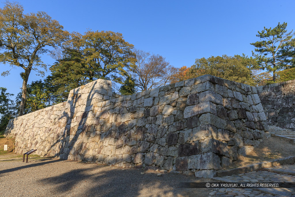 伊賀上野城台所門と長屋の石垣