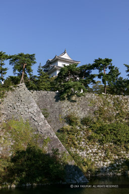 伊賀上野城高石垣と天守｜高解像度画像サイズ：2564 x 3854 pixels｜写真番号：100-7228S53B｜撮影：Canon EOS-1DS