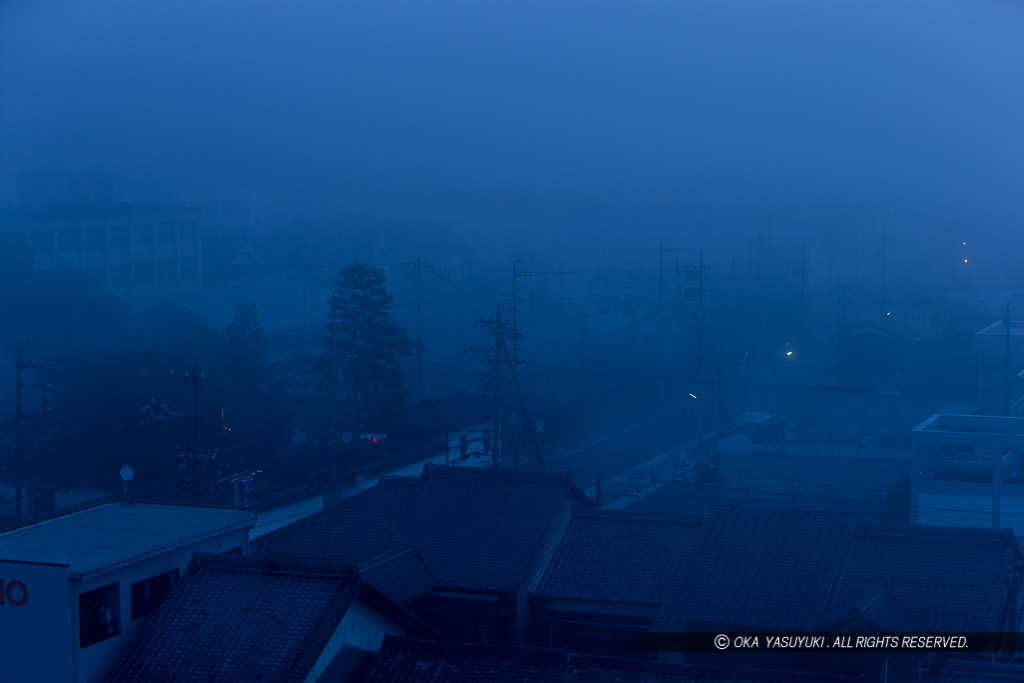 朝霧に包まれる城下町