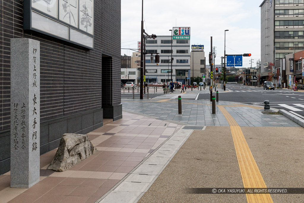 東大手門跡石碑