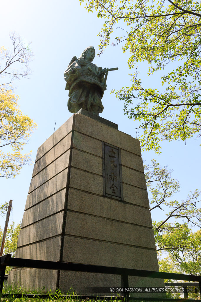 楠木正行銅像