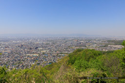 二ノ丸史蹟碑郭から大阪方面を望む｜高解像度画像サイズ：6720 x 4480 pixels｜写真番号：5D4A7301｜撮影：Canon EOS 5D Mark IV