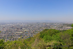 二ノ丸史蹟碑郭から大阪方面を望む｜高解像度画像サイズ：6720 x 4480 pixels｜写真番号：5D4A7301｜撮影：Canon EOS 5D Mark IV