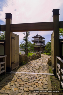 虎口門から復興櫓を見る | 高解像度画像サイズ：1376 x 2064 pixels | 写真番号：122-2265_IMG | 撮影：Canon EOS D30