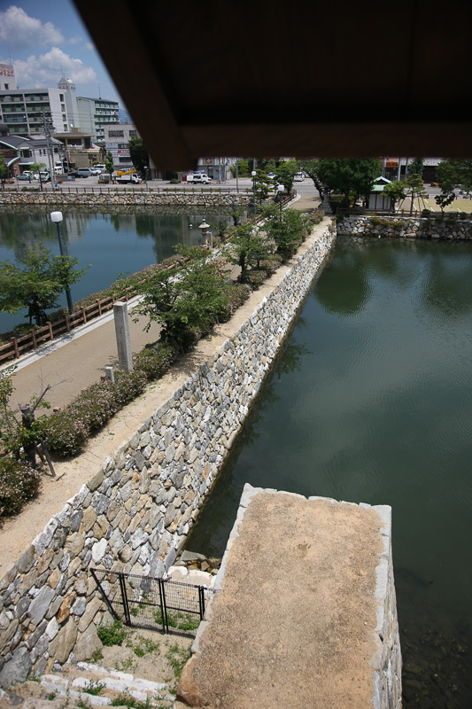 鉄御門渡櫓から土橋を望む