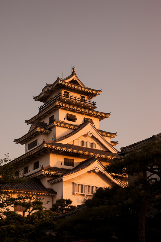 夕日に染まる今治城