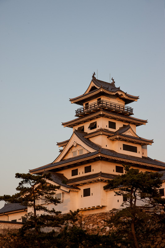 夕日に染まる今治城