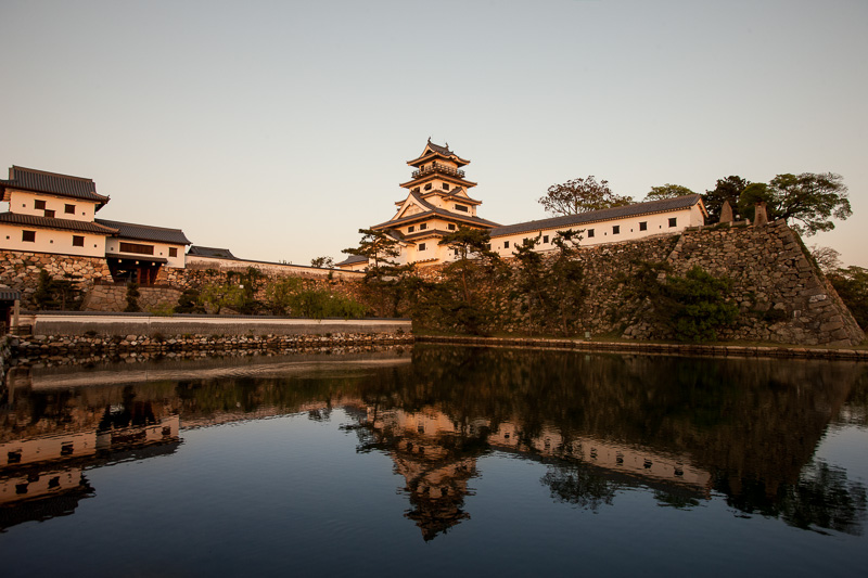 夕日に染まる今治城