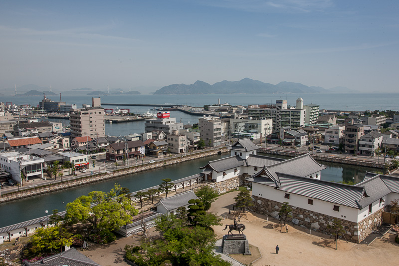 今治城から舟入と来島海峡を望む