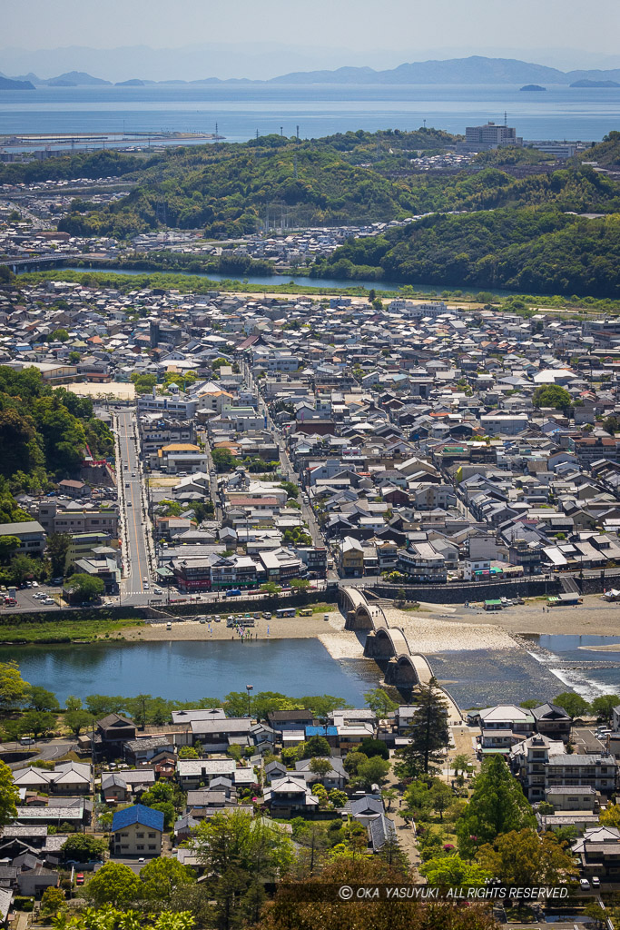 ロープウェイ乗り場から錦帯橋・城下・瀬戸内海を望む