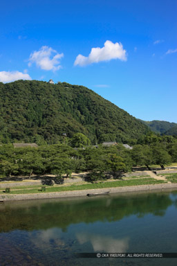 錦川と岩国城天守｜高解像度画像サイズ：3744 x 5616 pixels｜写真番号：1P3J5069｜撮影：Canon EOS-1Ds Mark III