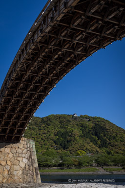 錦帯橋と岩国城｜高解像度画像サイズ：5464 x 8192 pixels｜写真番号：344A3175｜撮影：Canon EOS R5