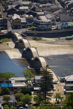 ロープウェイ乗り場から錦帯橋・城下・瀬戸内海を望む｜高解像度画像サイズ：5464 x 8192 pixels｜写真番号：344A3408｜撮影：Canon EOS R5