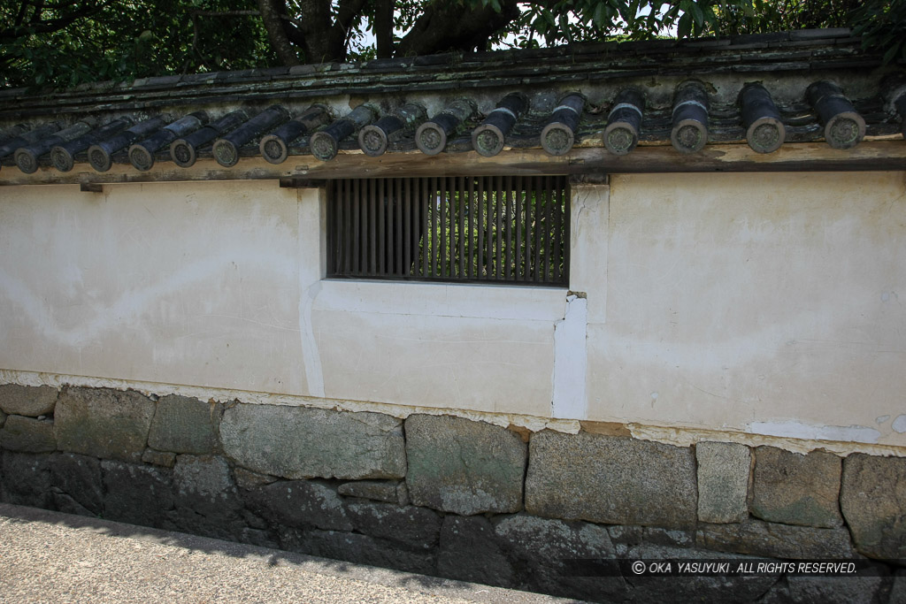 香川家長屋門横の土塀