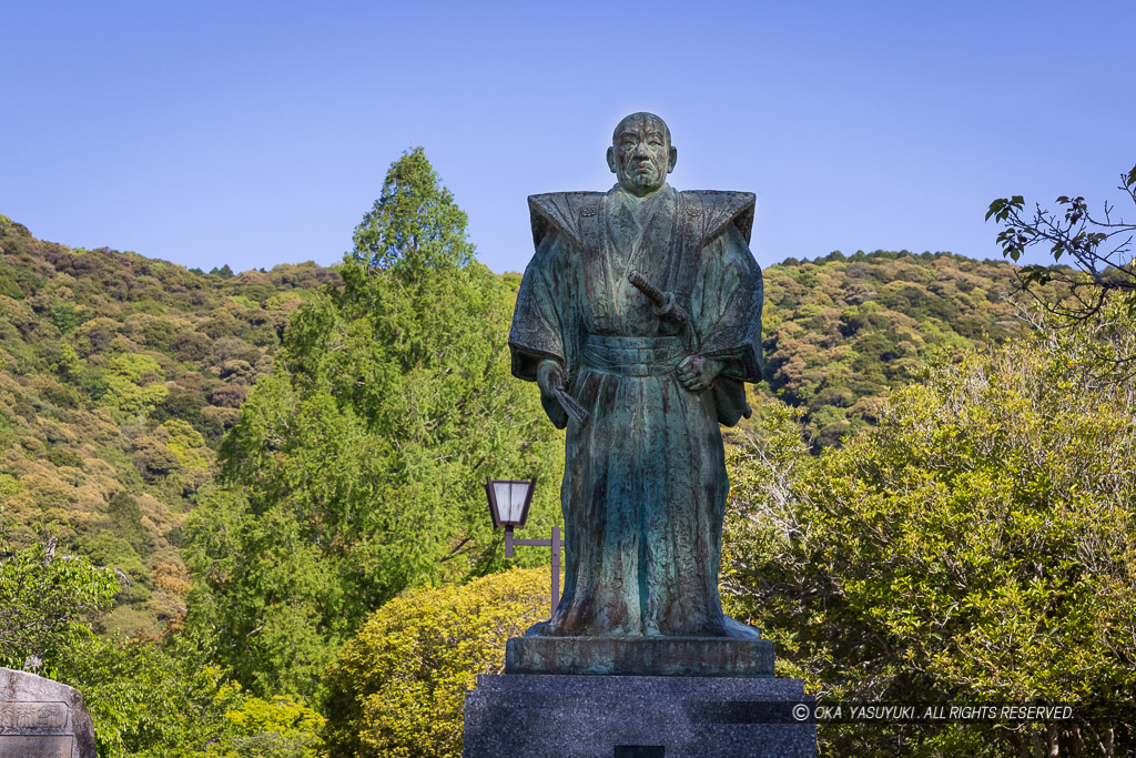 吉川広嘉銅像