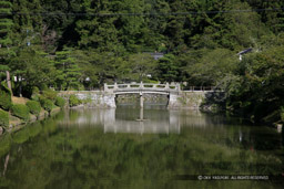 麓陣屋「土居」の濠・吉香神社の橋｜高解像度画像サイズ：5616 x 3744 pixels｜写真番号：1P3J5081｜撮影：Canon EOS-1Ds Mark III