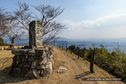 嗚呼壮烈岩屋城址の石碑・本丸跡 | 高解像度画像サイズ：8192 x 5464 pixels | 写真番号：6F1A2771 | 撮影：Canon EOS R5m2