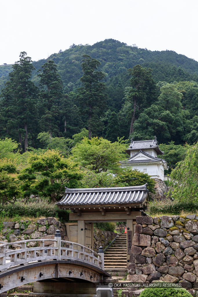 出石城登城門と有子山