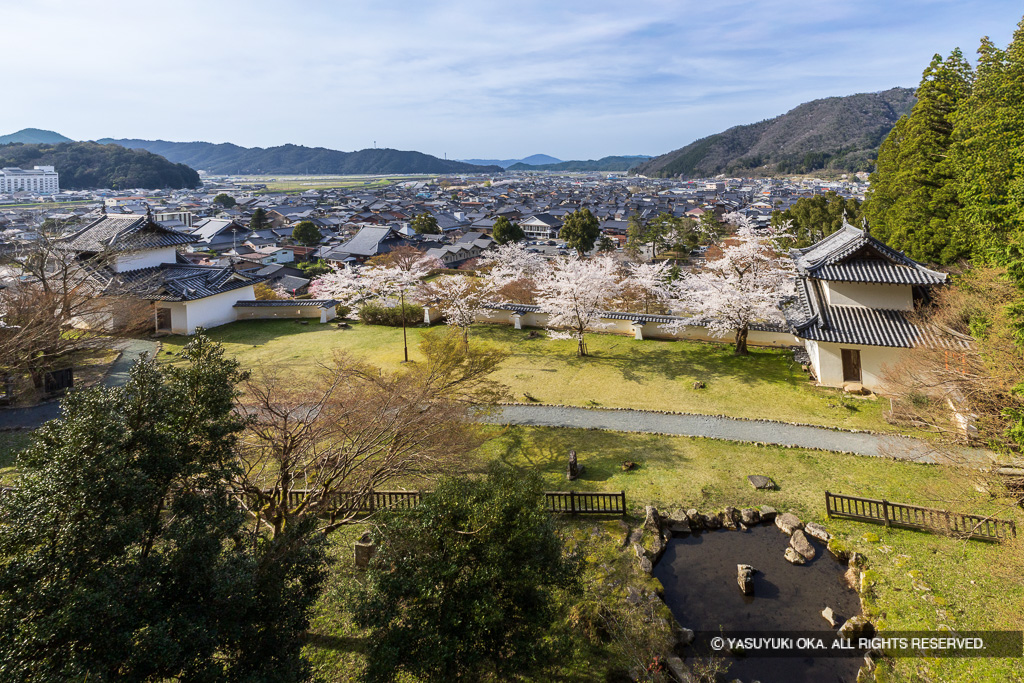 本丸跡と庭園跡と城下を望む