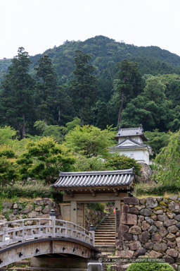 出石城登城門と有子山｜高解像度画像サイズ：5792 x 8688 pixels｜写真番号：5DSA8517｜撮影：Canon EOS 5DS