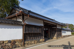 家老屋敷長屋門 | 高解像度画像サイズ:8192 x 5464 pixels | 写真番号:6F1A6710 | 撮影:Canon EOS R5m2