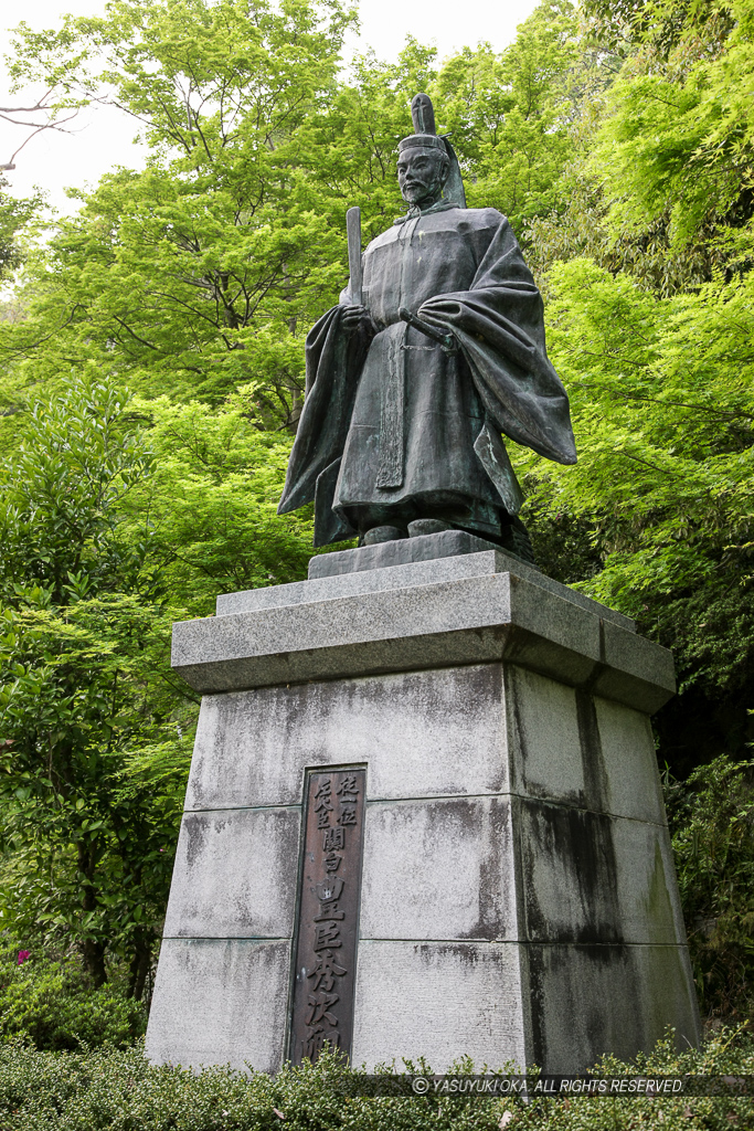 豊臣秀次銅像・八幡山城