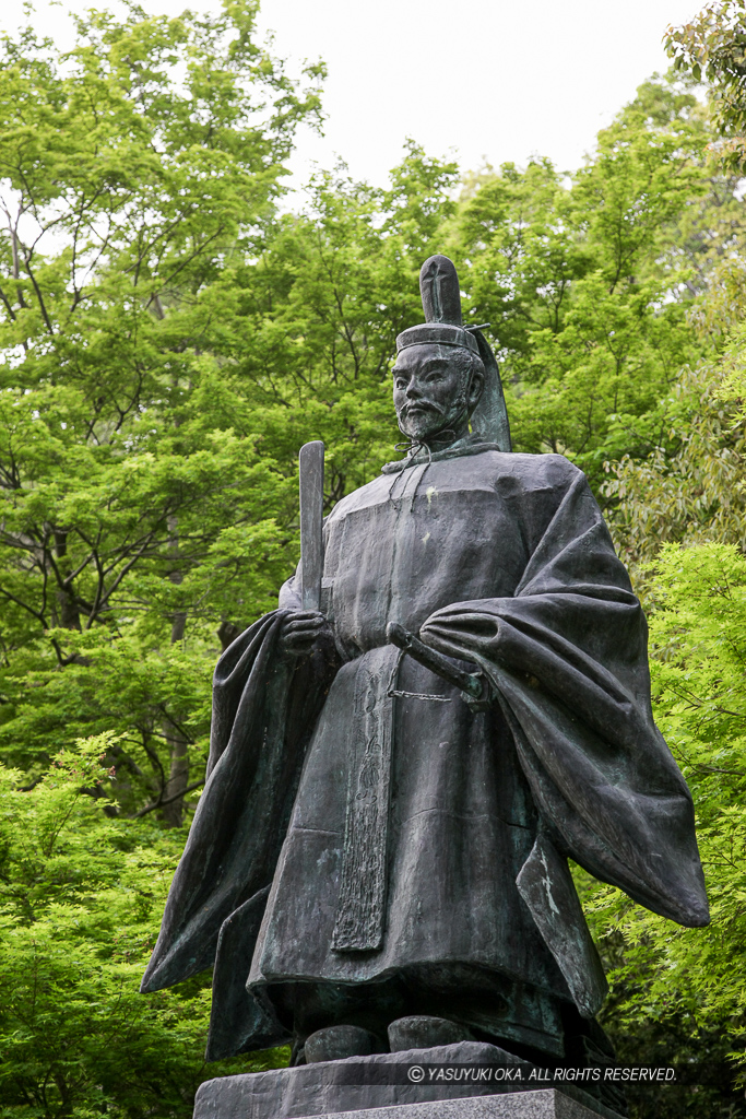 豊臣秀次銅像・八幡山城