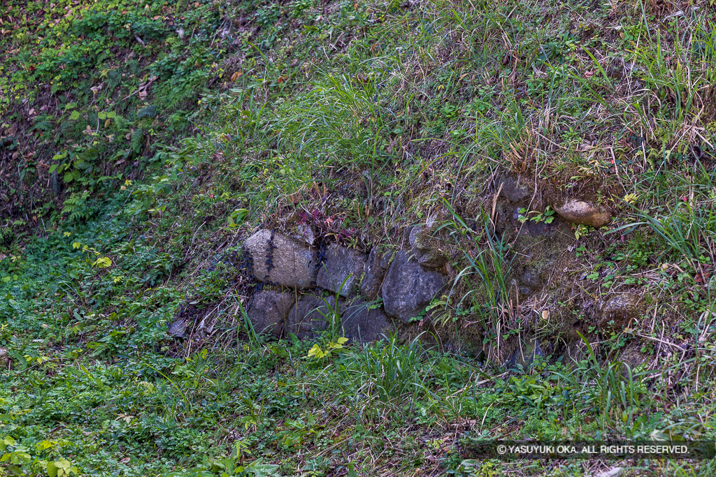 埋門跡付近の石積・二之丸帯曲輪