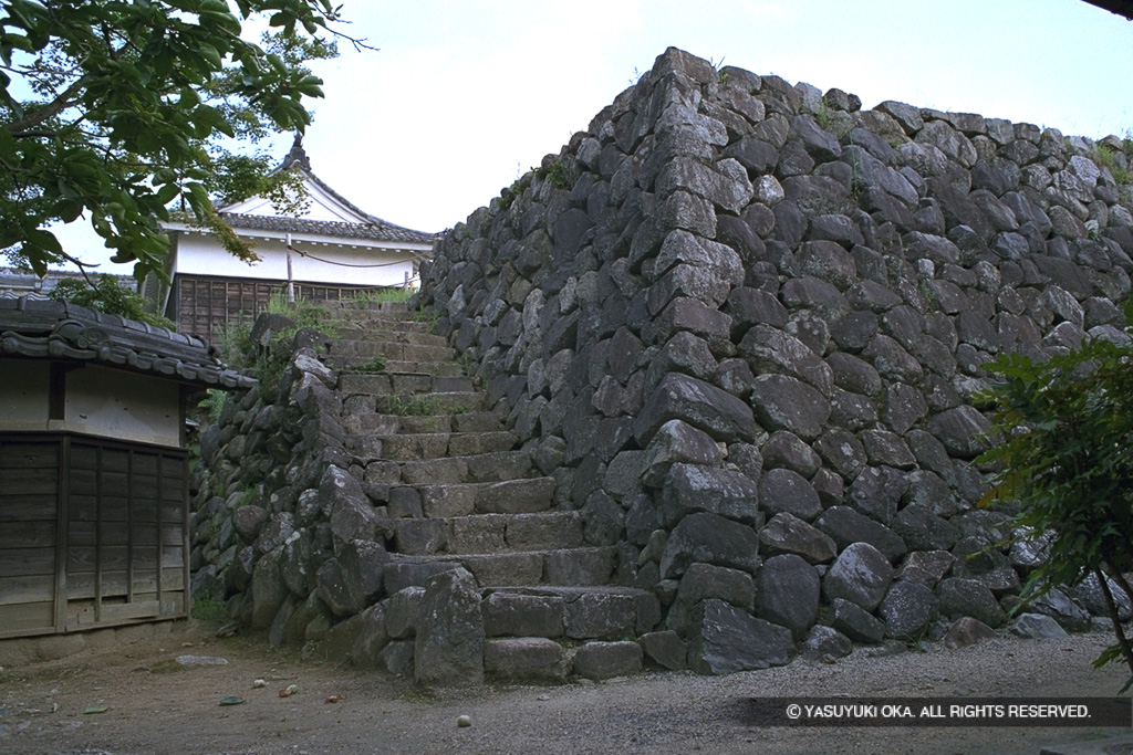 修復前の多門櫓と石階段
