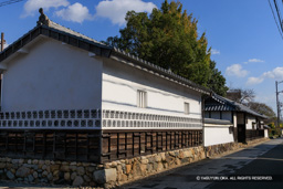 亀山藩石川家家老 加藤家 屋敷跡 長屋門および土蔵 | 高解像度画像サイズ：8192 x 5464 pixels | 写真番号：344A6561 | 撮影：Canon EOS R5