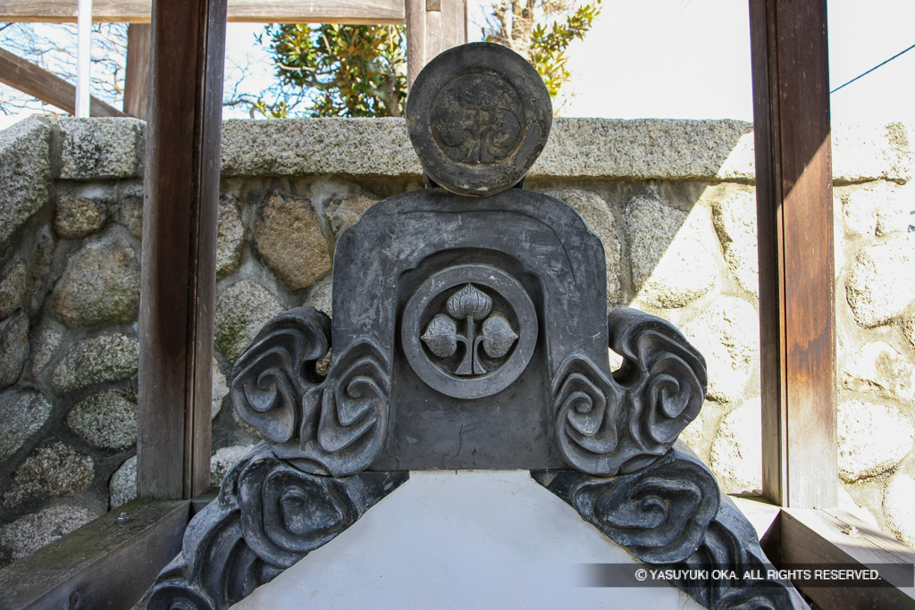 神戸城大手門鬼瓦「丸に立葵」・顕正寺