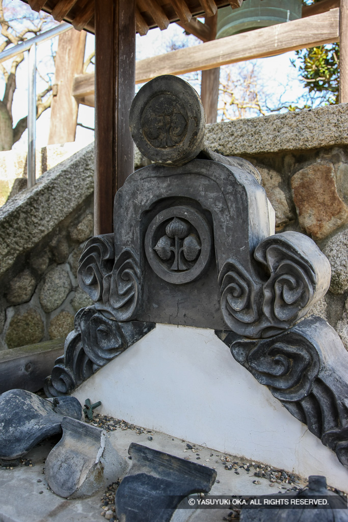 神戸城大手門鬼瓦「丸に立葵」・顕正寺