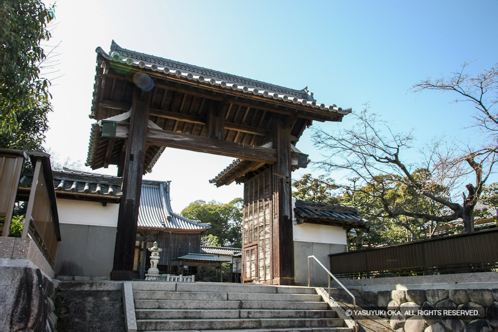 大手門移築城門・顕正寺山門