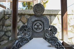 神戸城大手門鬼瓦「丸に立葵」・顕正寺 | 高解像度画像サイズ：5616 x 3744 pixels | 写真番号：1P3J6056 | 撮影：Canon EOS-1Ds Mark III