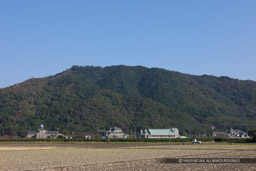 観音寺城遠景｜高解像度画像サイズ：5616 x 3744 pixels｜写真番号：1P3J9588｜撮影：Canon EOS-1Ds Mark III