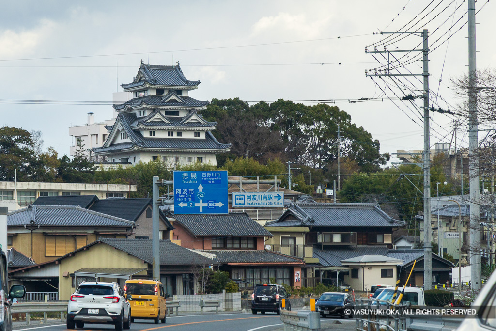 町の風景に佇む模擬天守