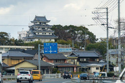 町の風景に佇む模擬天守 | 高解像度画像サイズ:6068 x 4047 pixels | 写真番号:6F1A1348 | 撮影:Canon EOS R5m2