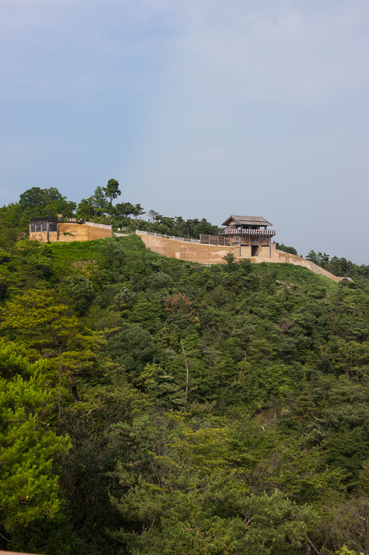 鬼ノ城学習展望台から西門