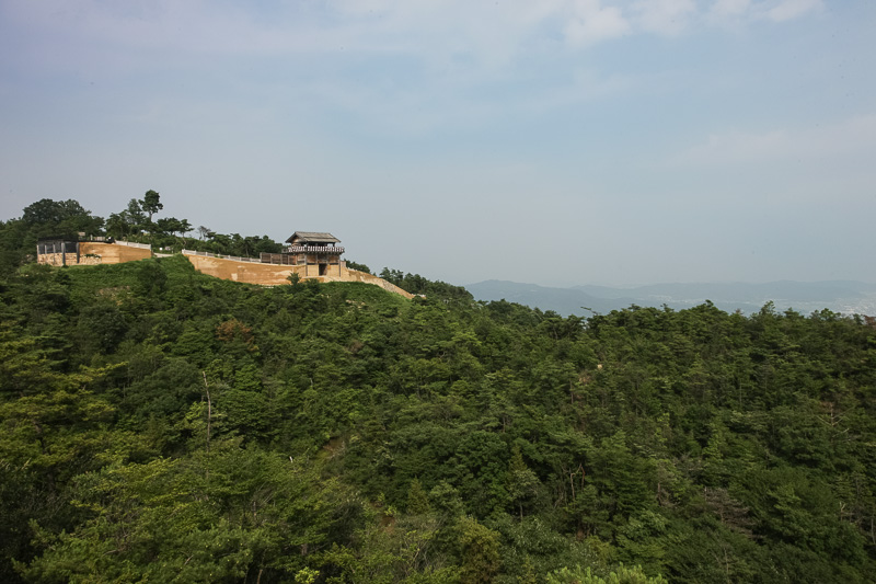 鬼ノ城学習展望台から西門