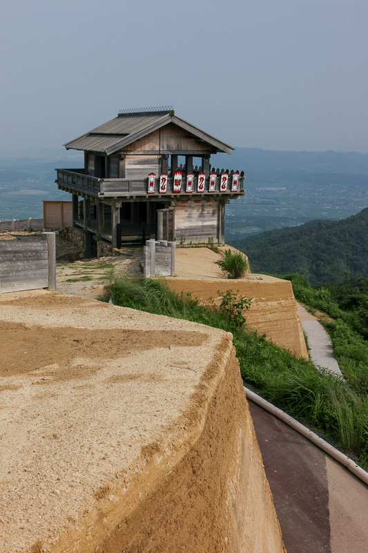 版築土塁と西門