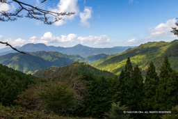 霧山城矢倉跡から西を望む | 高解像度画像サイズ：6000 x 4000 pixels | 写真番号：IMG_0954 | 撮影：Canon EOS R10