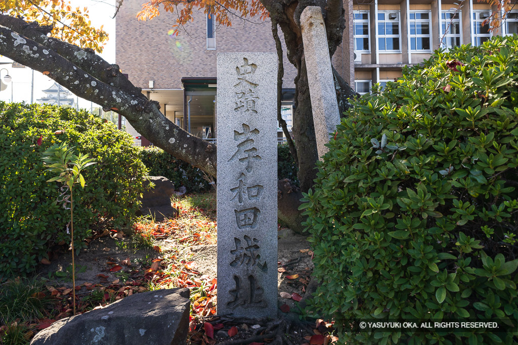 岸和田城址石碑・岸和田市役所前