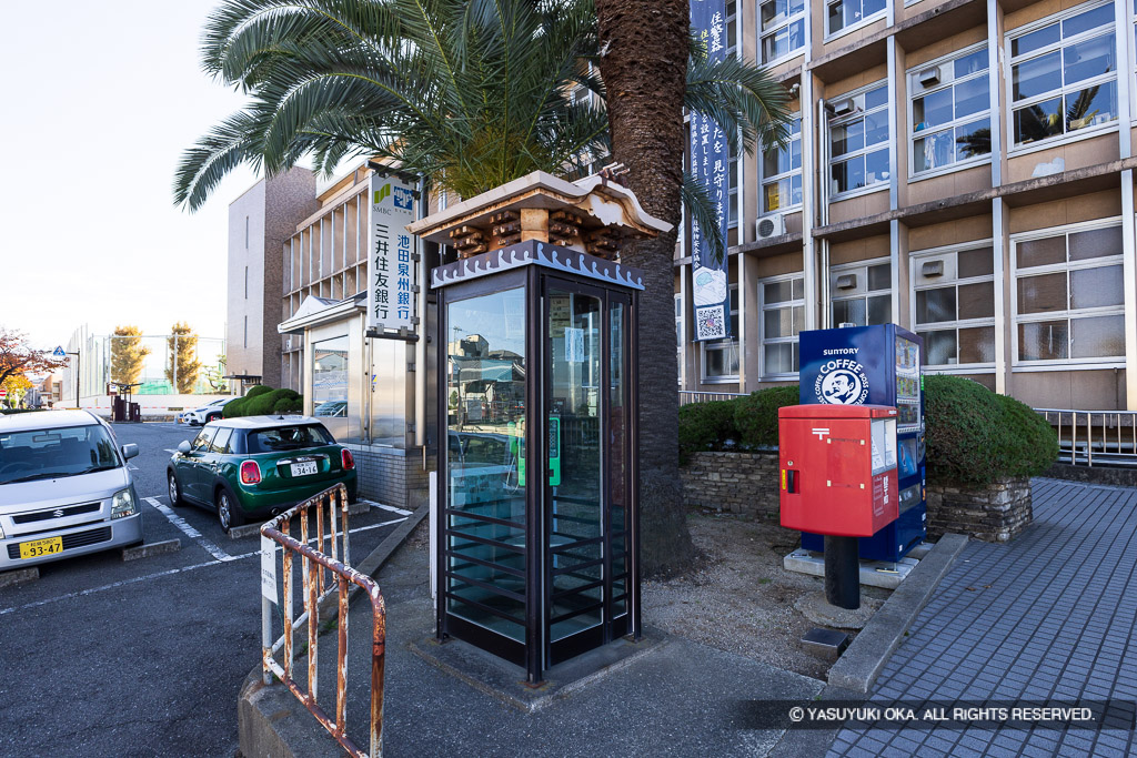 だんじりが乗る電話ボックス・岸和田市役所前