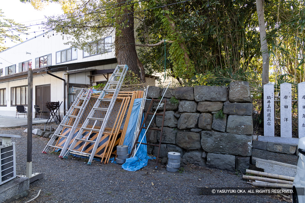 岸城神社内に残る櫓台