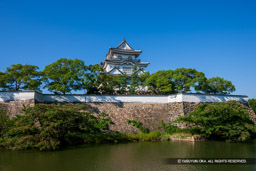 水堀越しに見る岸和田城天守 | 高解像度画像サイズ：5335 x 3557 pixels | 写真番号：1P3J7258 | 撮影：Canon EOS-1Ds Mark III