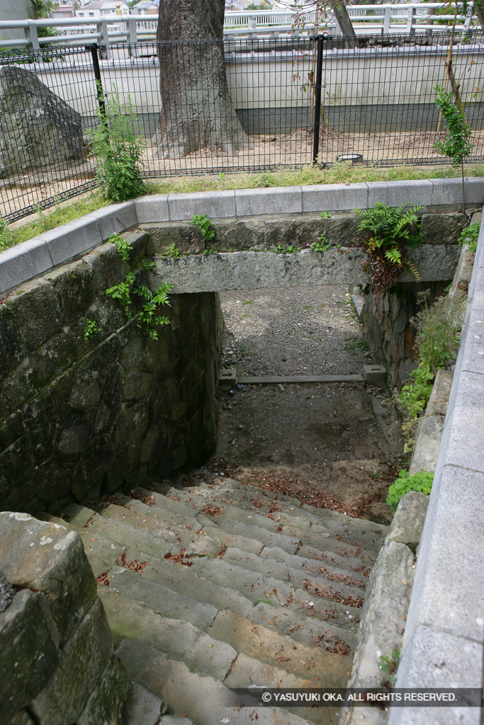 水門の石階段