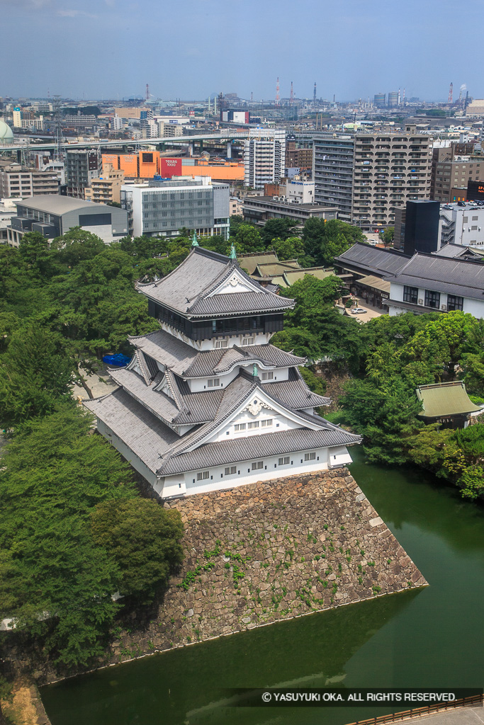北九州市役所の展望フロアから見る天守