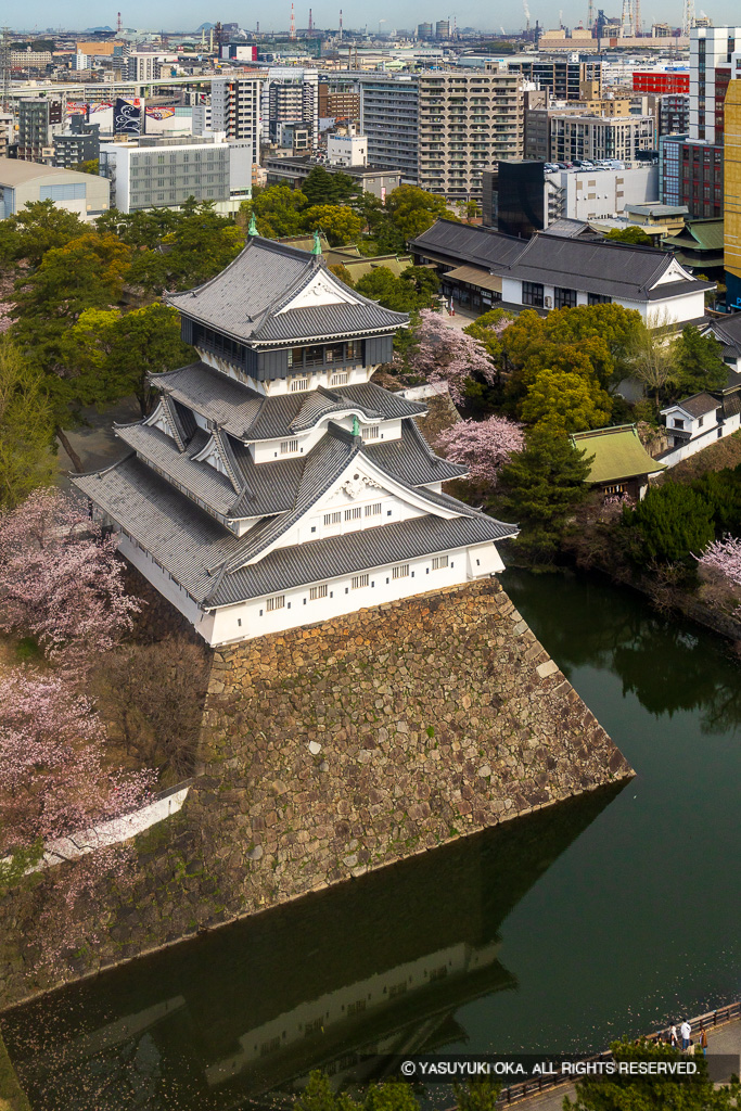 北九州市役所の展望フロアから見る天守