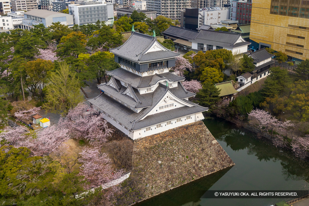 北九州市役所の展望フロアから見る天守